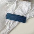 Nahaufnahme der blauen Denim-Haarklammer mit präzisen dunkelblauen Nähten und Stofftextur - Dunkelblau
