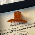 Vue détaillée d'une pince à cheveux en acétate ambré avec inscription France Handmade - Ambre