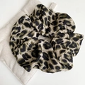 Detalle de un coletero grande con estampado de leopardo y textura sedosa elegante - Leopardo Café Claro