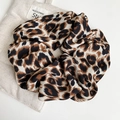 Primer plano de un coletero grande con estampado de leopardo y textura de gasa suave - Leopardo Negro