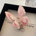 Gros plan détaillé d'une pince à cheveux papillon avec dégradé rose et nacre scintillante - Dégradé Rose Blanc