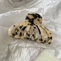 Detalle de la pinza para el cabello de acetato en forma de concha con patrón de carey - Leopardo Claro