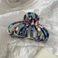 Detalle de una pinza de pelo grande en acetato marmoleado con resorte fuerte en papel blanco - Azul Camuflaje