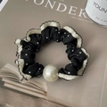 Dettaglio dell'elastico nero a pois con bordo in pizzo e perla elegante - Pois Neri