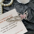 Dettaglio del fermaglio per capelli a farfalla con pietra occhio di gatto rosa e strass - Pink Cat Eye