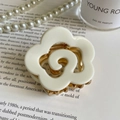 Dettaglio della molletta per capelli a fiore in acetato bianco con clip in metallo oro - Fiori Bianco Sporco