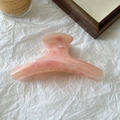 Dettaglio del grande fermaglio per capelli in acetato marmorizzato con denti antiscivolo - Rosa Gradiente