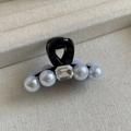 Dettaglio di mini molletta per capelli con perle eleganti e strass rettangolare - Perla Bianca e Strass