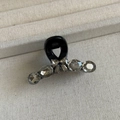 Dettaglio della molletta per capelli nera con cristalli grigi e fiocco di strass lucenti - Fiocco e Strass Grigio