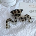 Dettaglio della pinza per capelli a onde con stampa leopardata in acetato lucido - Stile Ondulato (9cm)