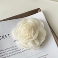 Détail de la pince à cheveux camélia en organza blanc avec des pétales 3D délicats - Blanc Cassé