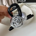 Dettaglio della rosa metallica argento e perla su una pinza per capelli vintage nera - Rosa d'argento