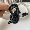 Dettaglio rosa 3D in pelle nera con perla bianca su un fermaglio per capelli elegante - Rosa Nera