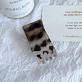 Détail d'une pince à cheveux rectangulaire motif léopard sur un support blanc chic - Petit Style Carré (3cm)