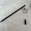 Palillo chino para el pelo de madera negra con colgante de mariposa y borla - Mariposa de Tinta