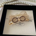 Detailansicht der Haarspange mit champagnergoldener Netzschleife und Strass in einer Geschenkbox - Champagner