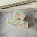 Detalle de la pinza para el pelo de acetato jaspeado con letras doradas decorativas - Verde Rosa