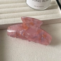 Nahaufnahme einer Haarklammer aus rosa Marmor-Acetat mit Goldglitzer auf beigem Tablett - Groß / Rosagold
