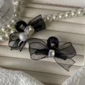Dettaglio di fermagli per capelli con fiocco in rete, perle e strass su vassoio gioielli - Fiocco in Rete con Strass