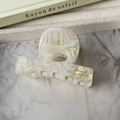 Détail d'une pince à cheveux en acétate nacré avec texte doré Barrette La France - Blanc