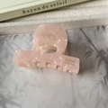 Detalle de la pinza de pelo de acetato rosa jaspeado con elegantes letras doradas - Rosa