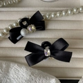 Dettaglio di fermagli per capelli in raso nero stile francese con strass e perle fini - Fiocco con Strass