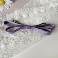 Vue détaillée de la barrette à cheveux nœud en satin violet avec fermoir métallique - Violet Taro