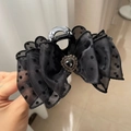 Primer plano de pinza para el cabello con lazo de tul de lunares y gema de corazón negro - 10cm / Lunar Negro