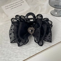 Primer plano de pinza de pelo con lazo de organza de lunares negros y corazón de diamante - 13cm / Lunar Negro