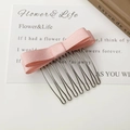 Détail d'un peigne à cheveux à nœud rose avec 10 dents en fil métallique pour femmes - Tissu Rose