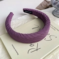 Dettaglio di un romantico cerchietto in raso viola con etichetta fatta a mano - Viola Scuro Spigato