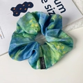 Dettaglio dell'elastico in seta con stampa ninfee di Monet ed etichetta Blind for Love - Stile Elastico Pittura a Olio Blu