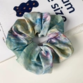 Dettaglio dell'elastico scrunchie in raso stile ninfee di Monet con stampa acquerello pastello - Stile Elastico Pittura a Olio Verde