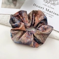 Dettaglio dell'elastico in raso artistico con motivo a pittura a olio e etichetta - Scrunchie / Caffè