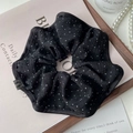 Detalle de coletero negro de lunares con borde de satén y etiqueta de tela decorativa - Lunar Negro