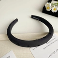 Détail du serre-tête rembourré noir fait main avec motif à pois et texture élégante - Noir Petit Pois
