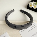 Detail eines grauen Stoffstirnbands mit schwarzer Bogenstickerei und handgefertigtem Etikett - Grau Kleine Schleife