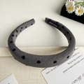 Détail d'un serre-tête gris rembourré à pois avec étiquette faite main en tissu lin - Gris Petit Pois