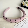Détail d'un serre-tête rose fait main avec motif de cœurs noirs et étiquette tissée - Rose Petit Cœur