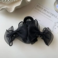 Détail d'une pince à cheveux élégante avec nœud en organza noir sur un plateau décoratif - 3 Nœuds - 13cm