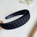 Detailansicht eines schwarzen gepunkteten Stirnbands mit handgefertigtem Etikett und Polster - Schwarzer Polka Dot