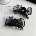 Détail de la pince à cheveux à nœud en résine noire avec strass en forme de cœur - Strass Cœur Gaze Noire / Noir