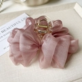Detalle de pinza para el pelo de organza rosa con base de acrílico transparente - Mediano / Rosa