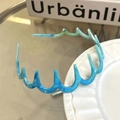 Vista dettagliata del cerchietto ondulato in resina con trama marmorizzata blu e denti di tenuta - Blu
