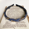 Detail von Denim geflochtenem Stirnband mit goldener Metallkette und rutschfesten Zähnen - Dunkelblau