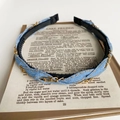 Detail eines hellblauen Denim-Haarreifens mit Goldkette und rutschfesten Innenzähnen - Hellblau