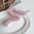 Macro-detail van grote S-vormige roze marmeren haarklem met gouden metalen veer - Roze Gemarmerd