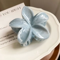Dettaglio della molletta per capelli a fiore in acetato marmorizzato blu e bianco - Blu