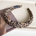 Detailansicht eines Haarreifs mit Leopardenmuster und handgefertigtem Etikett auf Stoff - Helles Leopard-Muster - 3cm