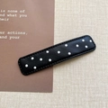 Dettaglio di fermaglio per capelli in pelle nera con pois bianchi e cuciture fini - Stile Rettangolare Nero